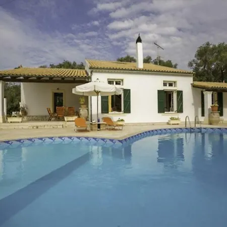 Sleeps 6 Pool Air Con Wifi