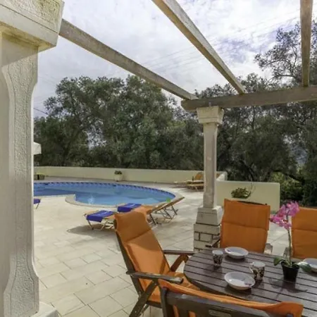 Sleeps 6 Pool Air Con Wifi