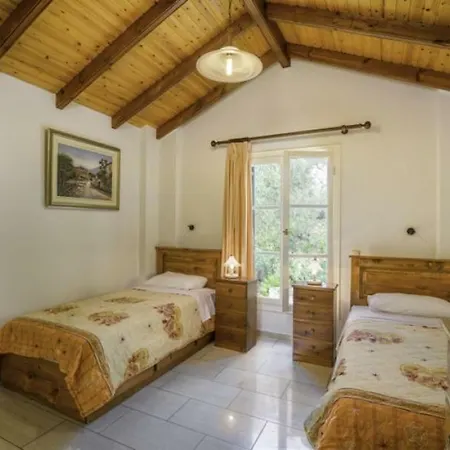 Sleeps 6 Pool Air Con Wifi * Magazia