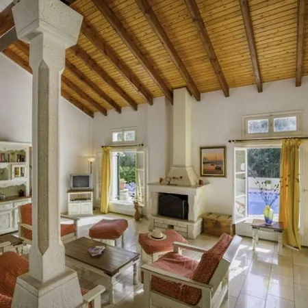Sleeps 6 Pool Air Con Wifi Magazia