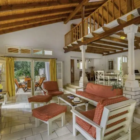 Villa Sleeps 6 Pool Air Con Wifi *